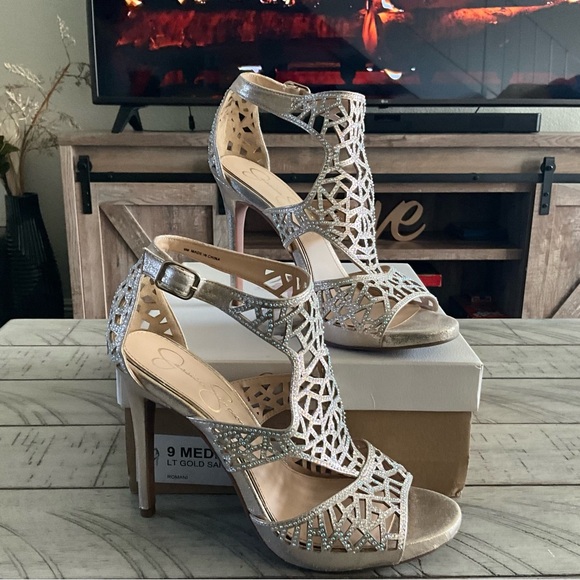 ♥️Elegant Silver Heeled Sandals - Picture 1 of 7